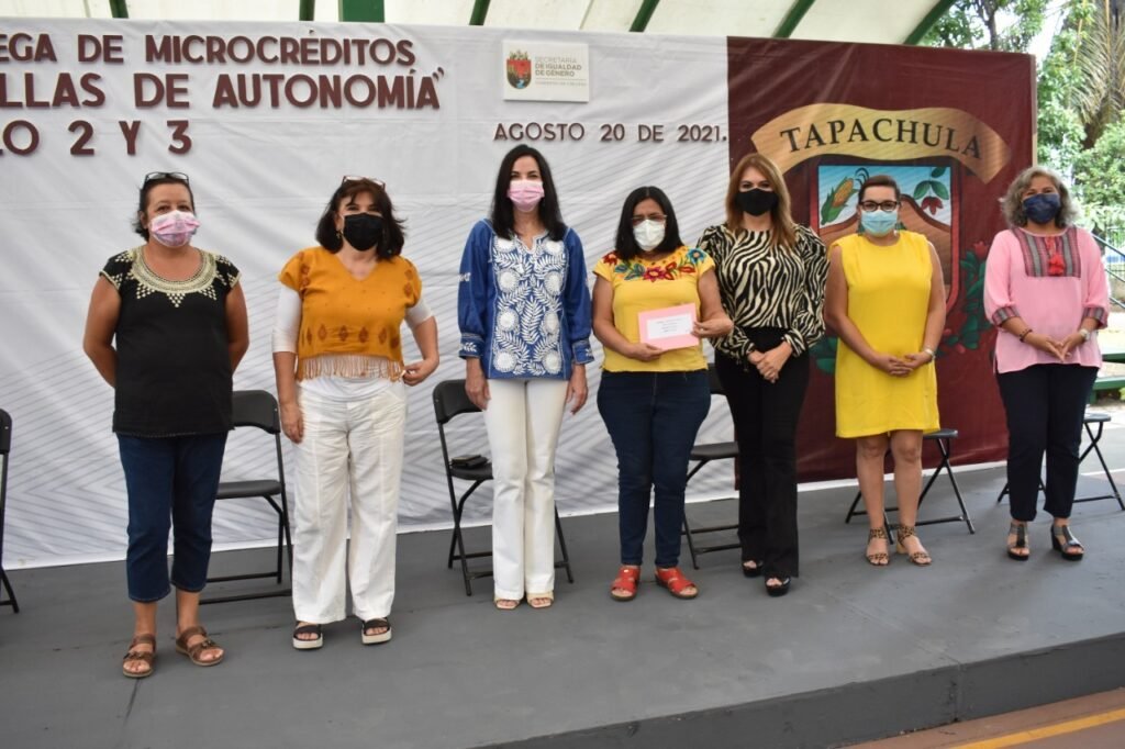 Entregan micro créditos a mujeres en